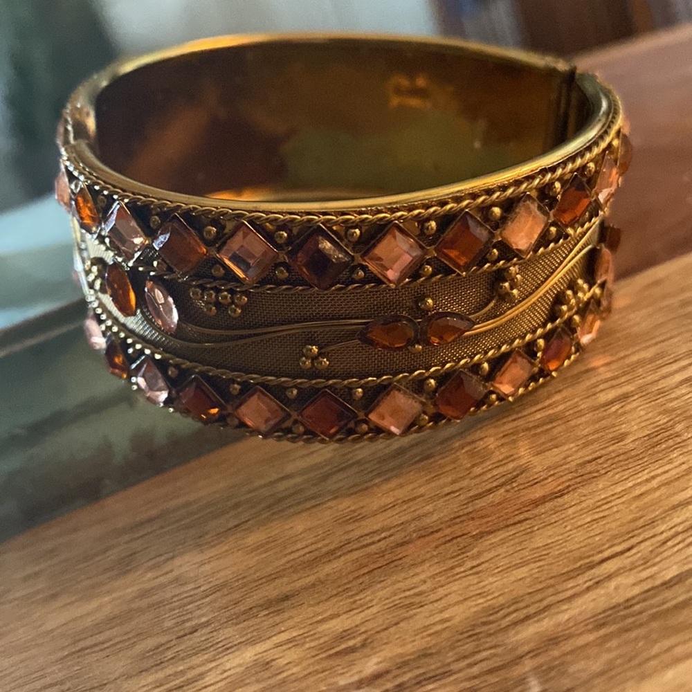 Costume jewelry - Antique Gold cuff bracelet with rose & pink stones - Picture 3 of 6